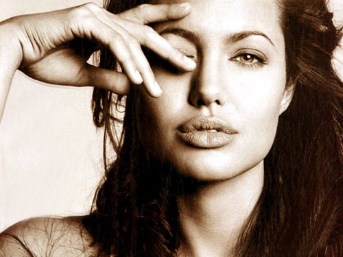 Angelina Jolie y su culto a horus Angelina_jolie_eye-of-horus